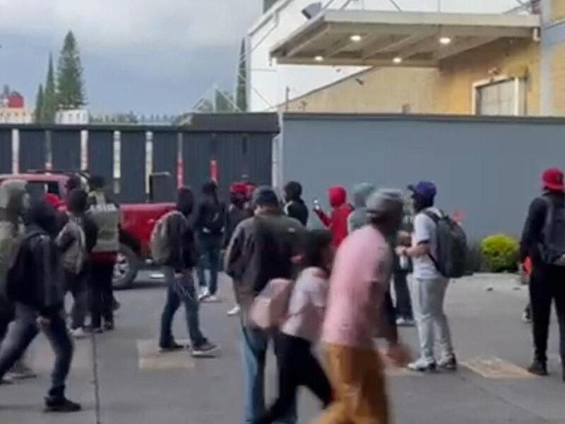 Guardia Civil desactiva 2 explosivos improvisados en manifestación de normalistas
