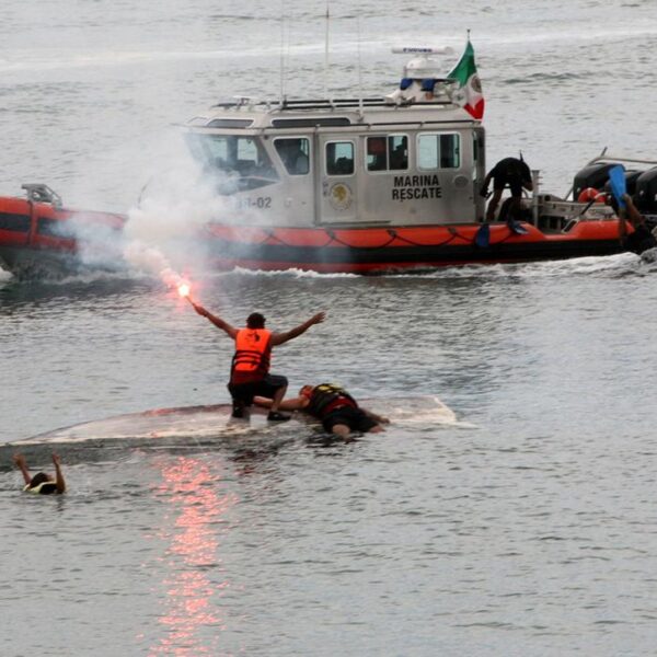 Rescatan embarcación con 27 menores en Sinaloa