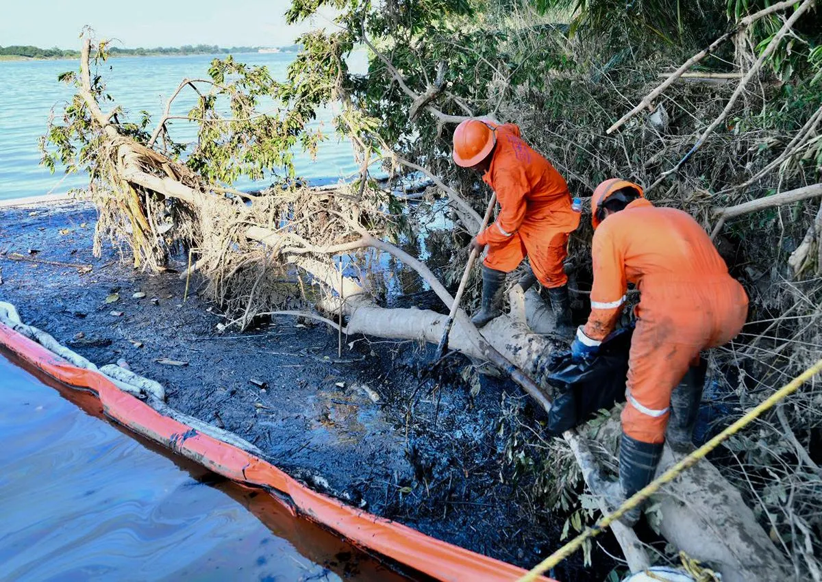 Han recuperado 2.51 millones de litros de hidrocarburo tras derrame de Pemex en el río Pantepec