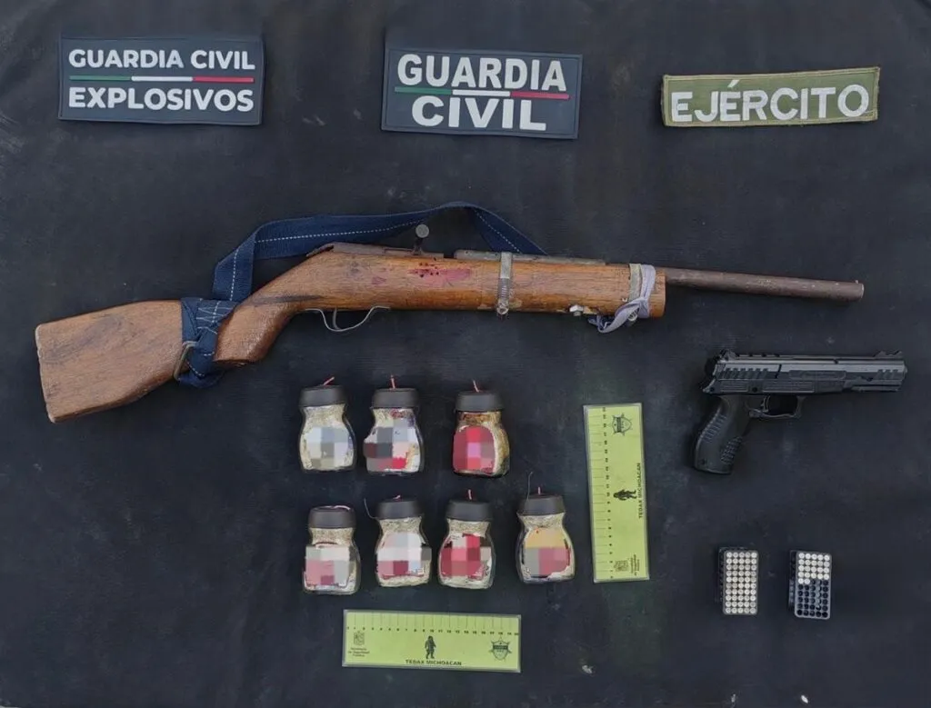 Hombre es asegurado con arma de fuego y 7 artefactos explosivos en Apatzingán