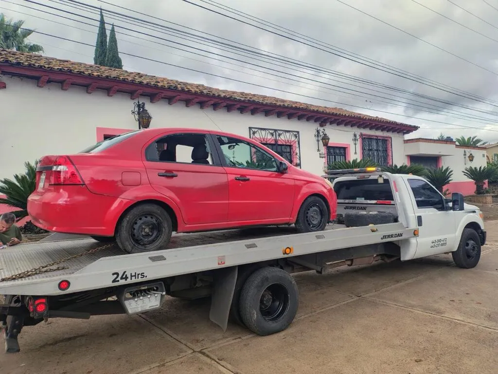 Hombre es baleado en ataque armado dentro su vehículo en Morelia