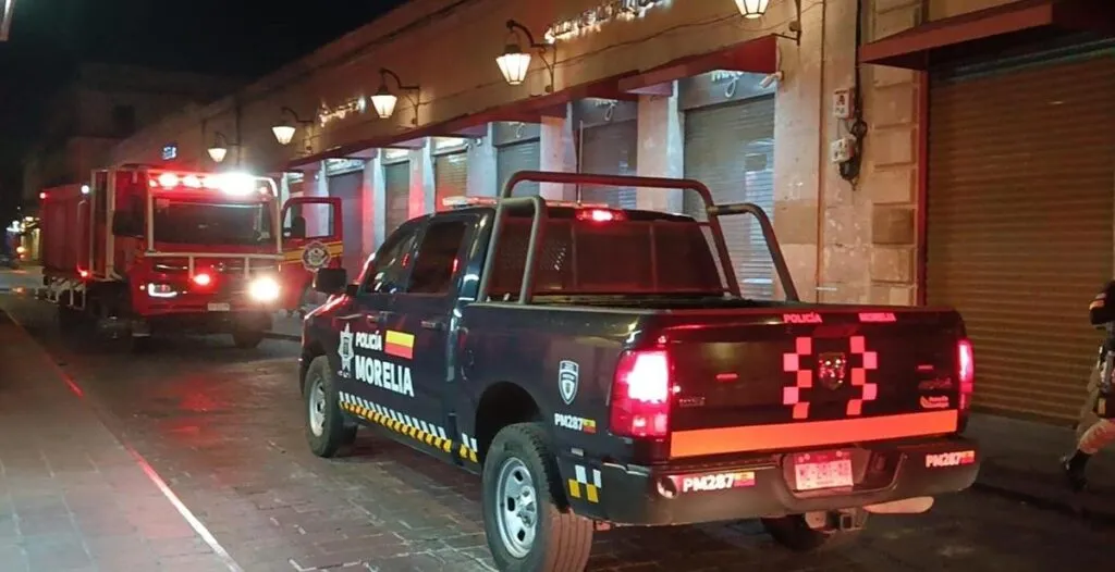 Humo al interior de la Plaza de la Tecnología moviliza a policías y bomberos de Morelia-1