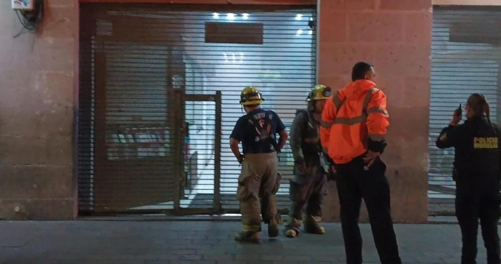 Humo al interior de la Plaza de la Tecnología moviliza a policías y bomberos de Morelia-2