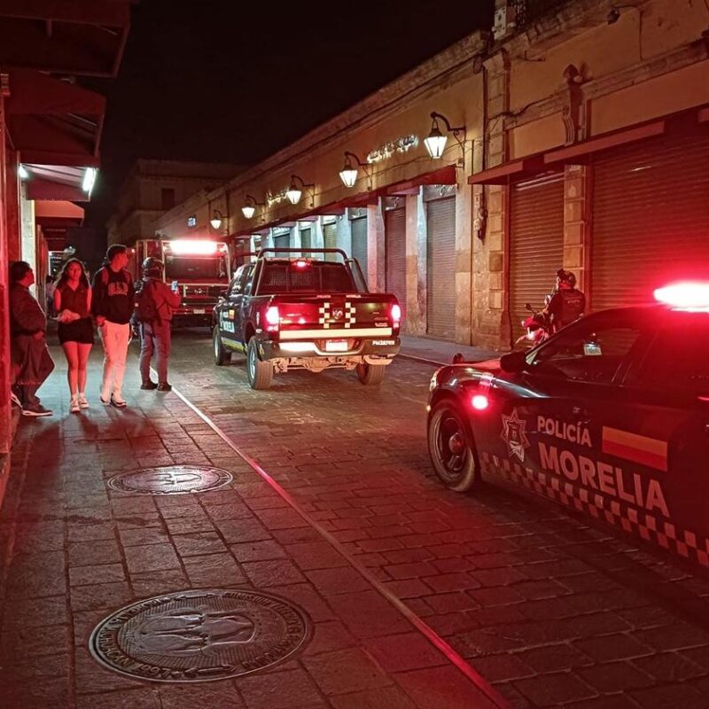 Humo al interior de la Plaza de la Tecnología moviliza a policías y bomberos de Morelia