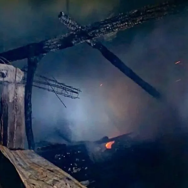 Incendio arrasa con una vivienda y un vehículo en Patamban; no se reportan víctimas mortales