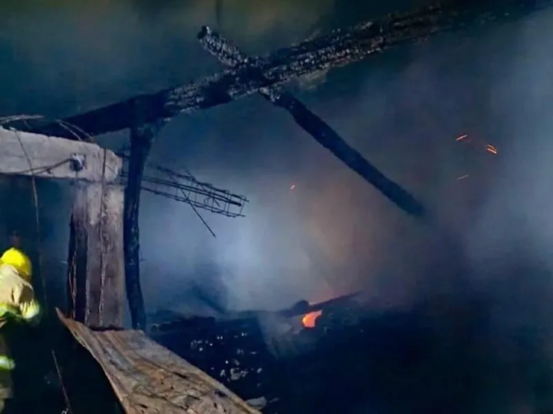 Incendio arrasa con una vivienda y un vehículo en Patamban; no se reportan víctimas mortales