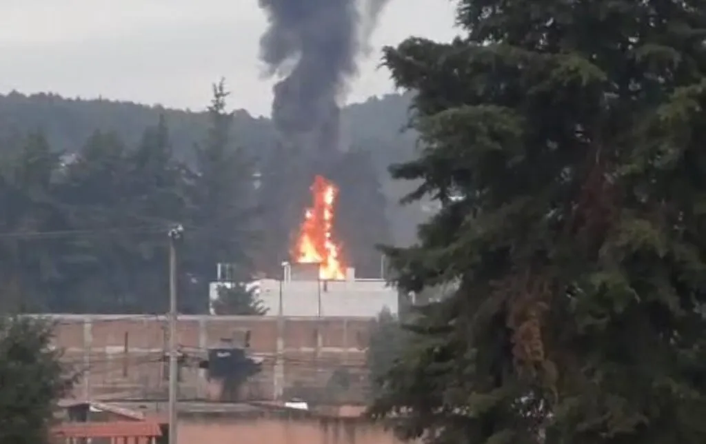 Incendio consume parte de La Casa del Artesano, en Santa Clara del Cobre
