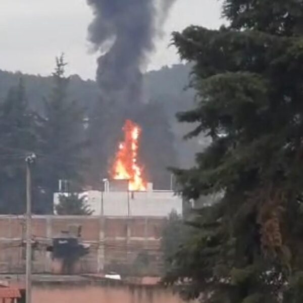 Incendio consume parte de La Casa del Artesano, en Santa Clara del Cobre