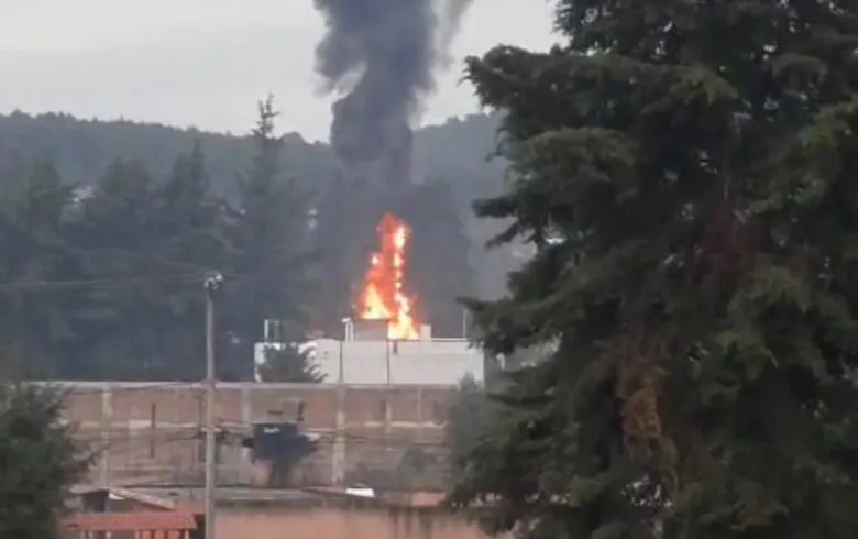Incendio consume parte de La Casa del Artesano, en Santa Clara del Cobre