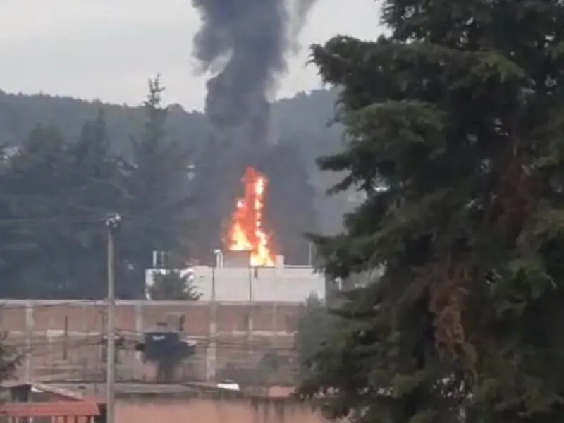 Incendio consume parte de La Casa del Artesano, en Santa Clara del Cobre