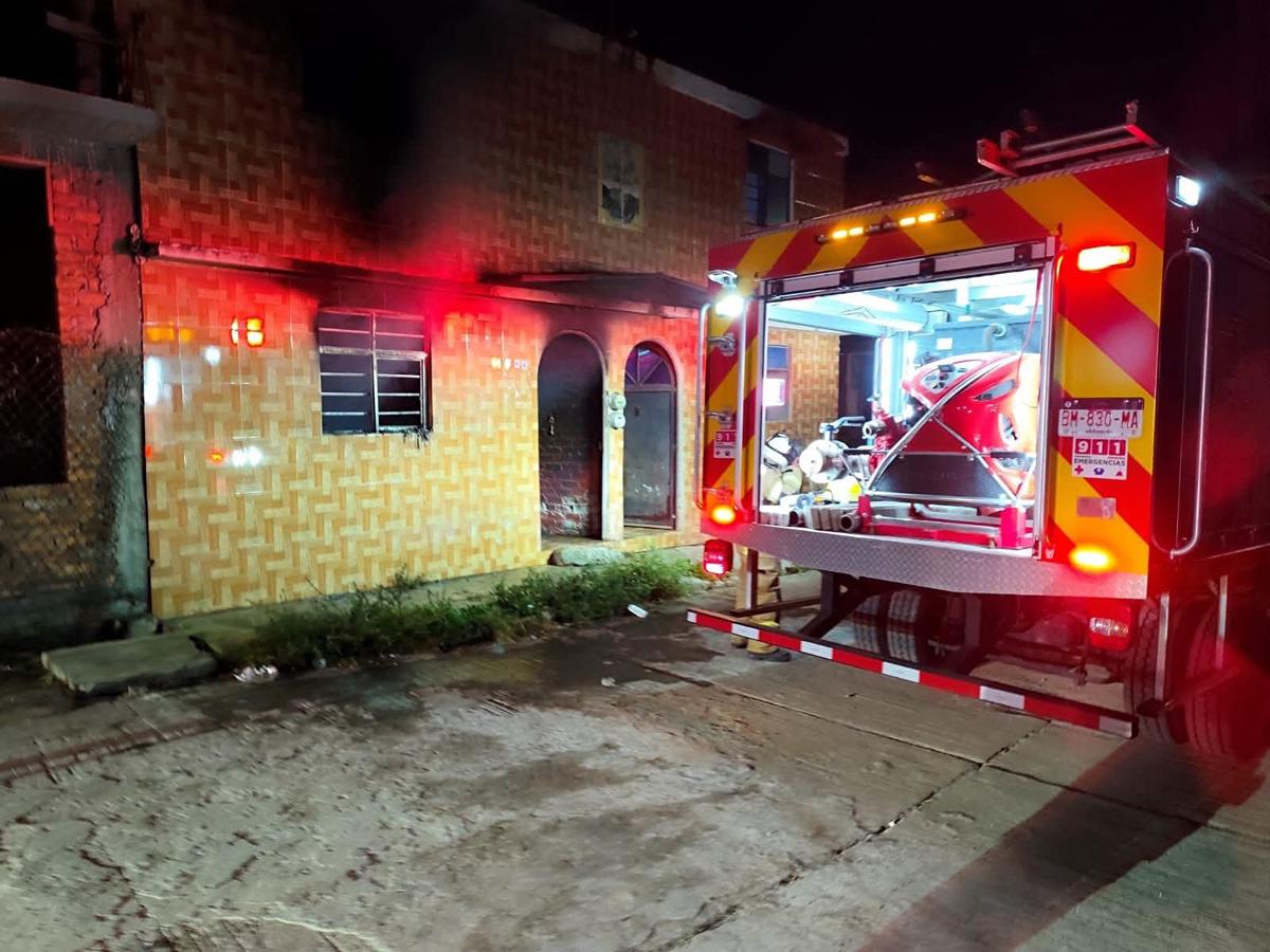 Incendio consume una vivienda en la Tenencia Morelos