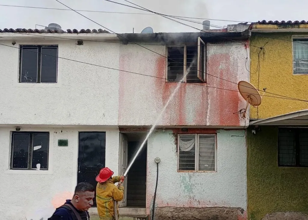 Incendio consume vivienda en Apatzingán