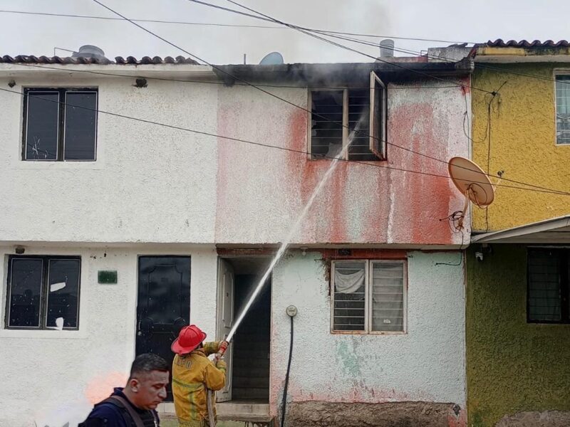 Incendio consume vivienda en Apatzingán