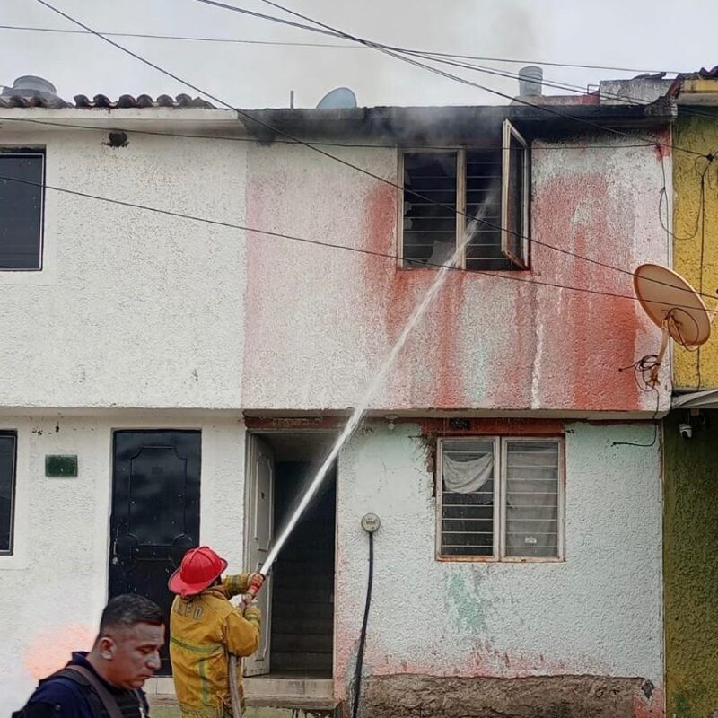 Incendio consume vivienda en Apatzingán, solo daños materiales
