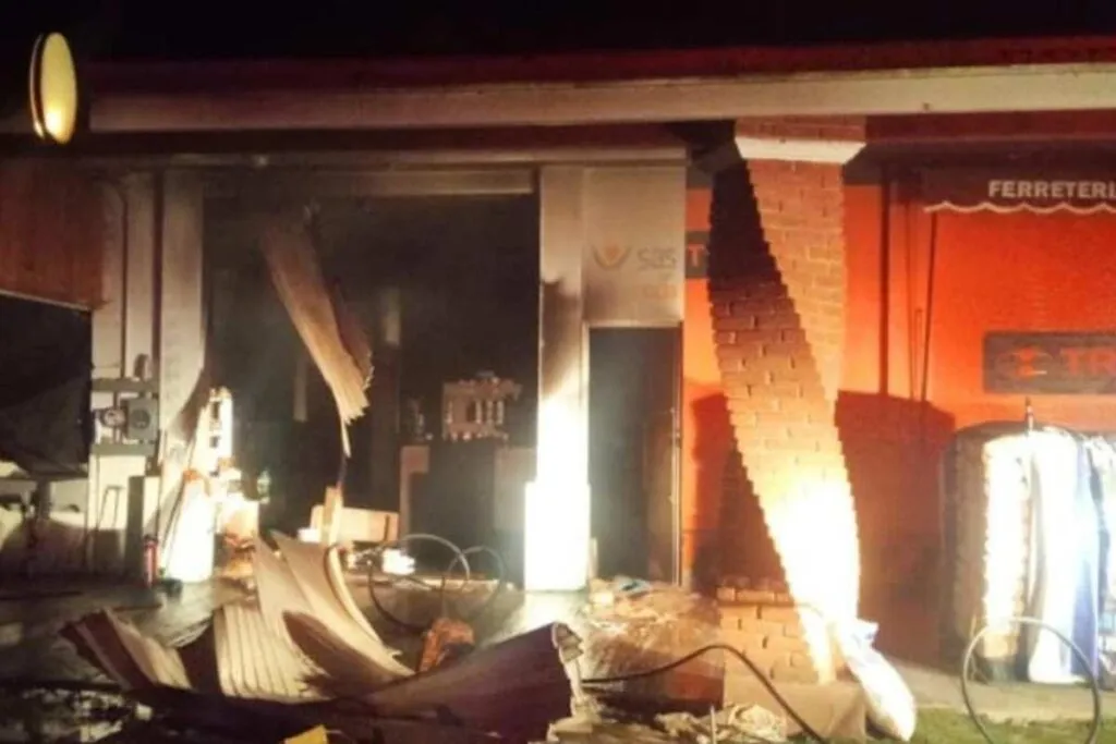 Incendio en agroquímica de Ario de Rosales Michoacán 2
