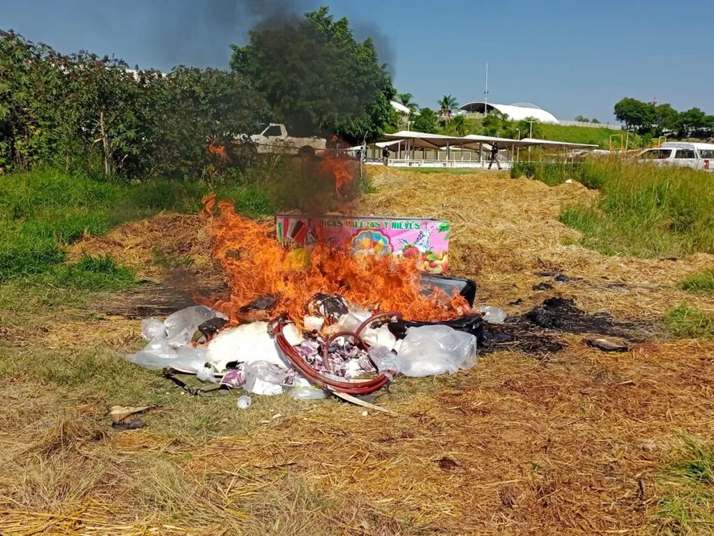 Incinera la FGR más de 900 kilogramos de droga y destruye embarcaciones aseguradas