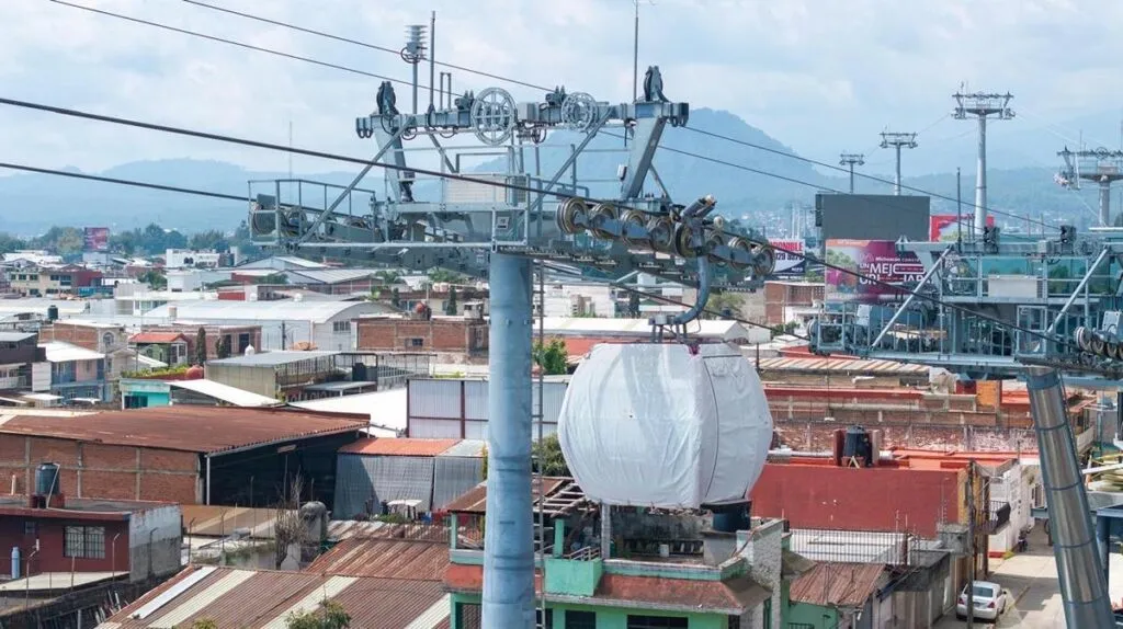 Inicia por aire el traslado de cabinas del teleférico de Uruapan-1