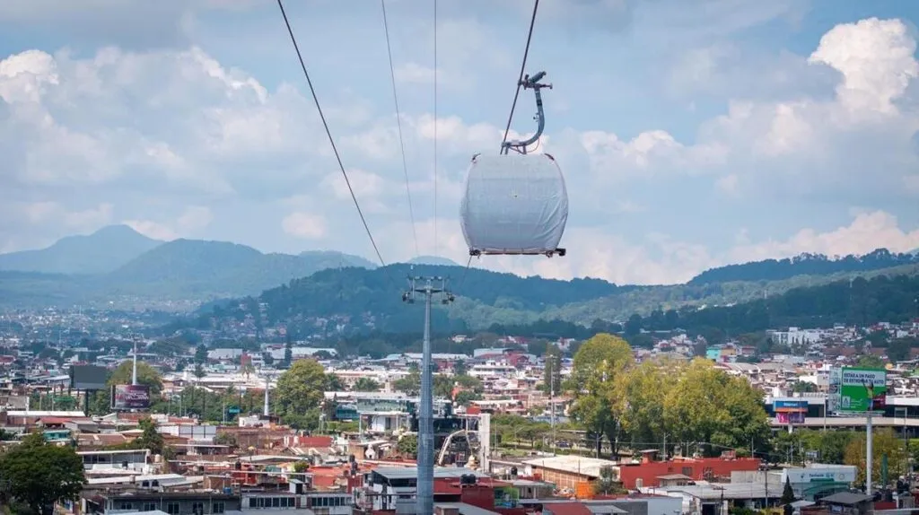 Inicia por aire el traslado de cabinas del teleférico de Uruapan