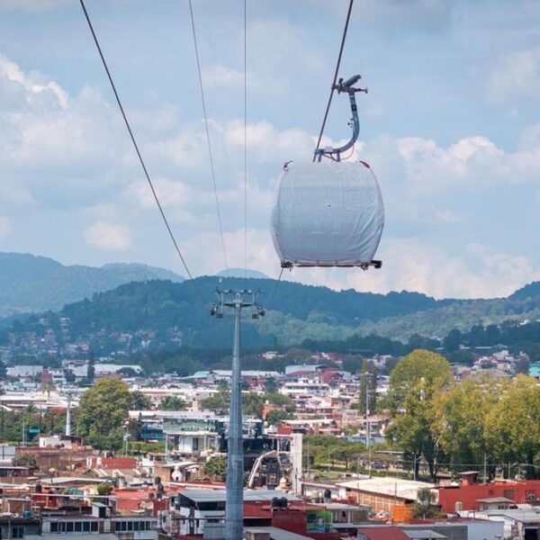 Inicia por aire el traslado de cabinas del teleférico de Uruapan
