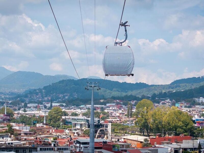 Inicia por aire el traslado de cabinas del teleférico de Uruapan