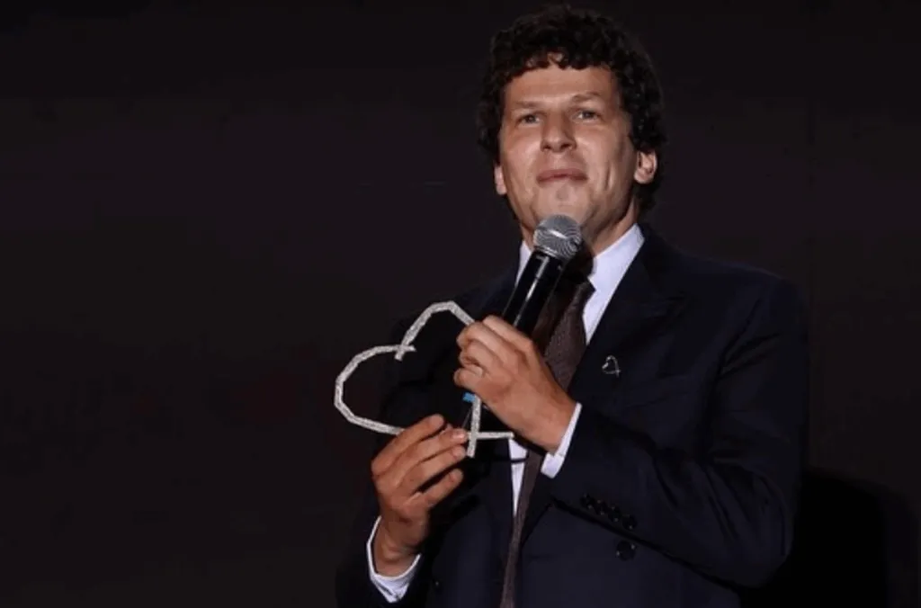 Jesse Eisenberg conmueve al mundo: donará un riñón a un desconocido sin razón aparente-1