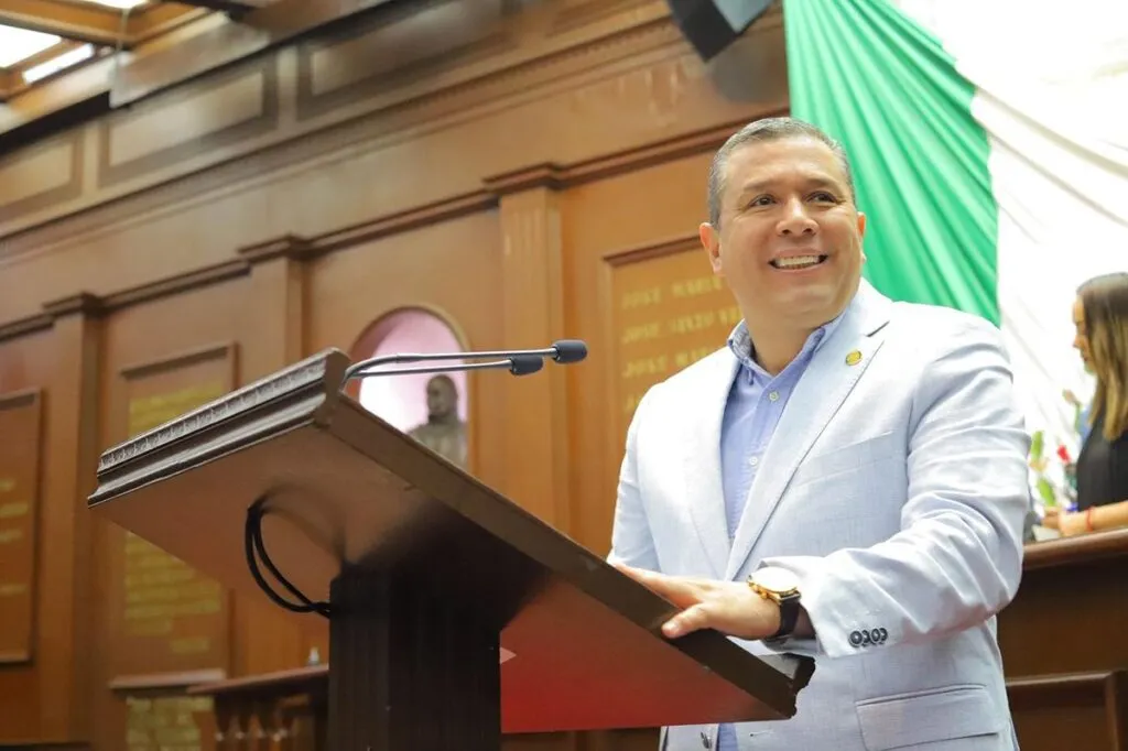 Juan Carlos Barragán presenta iniciativa para que maestras y maestros no sean criminalizados por cumplir su deber