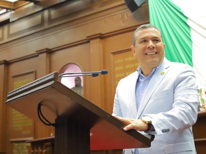 Juan Carlos Barragán presenta iniciativa para que maestras y maestros no sean criminalizados por cumplir su deber