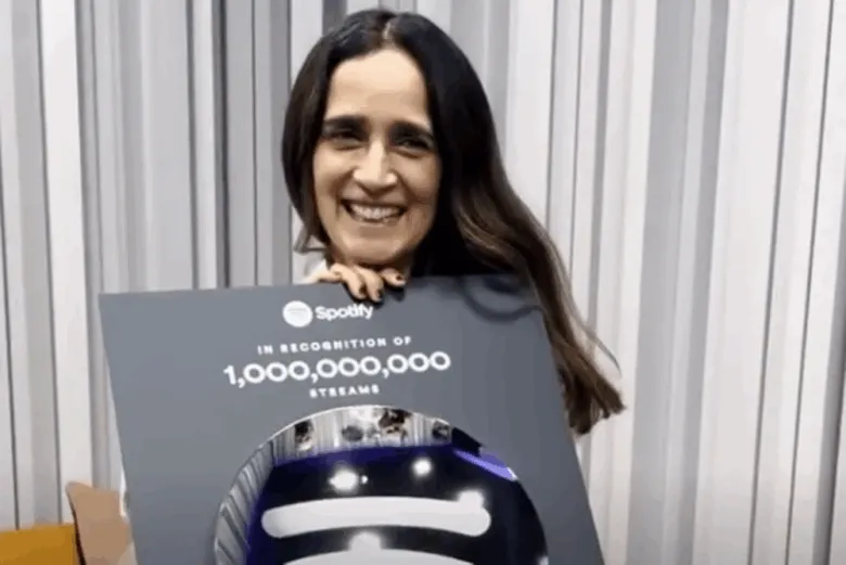 Julieta Venegas hace historia con “Lo siento BB:/”: primera mujer mexicana en alcanzar un billón de reproducciones