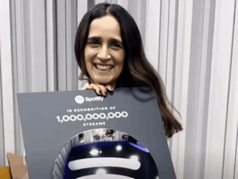 Julieta Venegas hace historia con “Lo siento BB:/”: primera mujer mexicana en alcanzar un billón de reproducciones