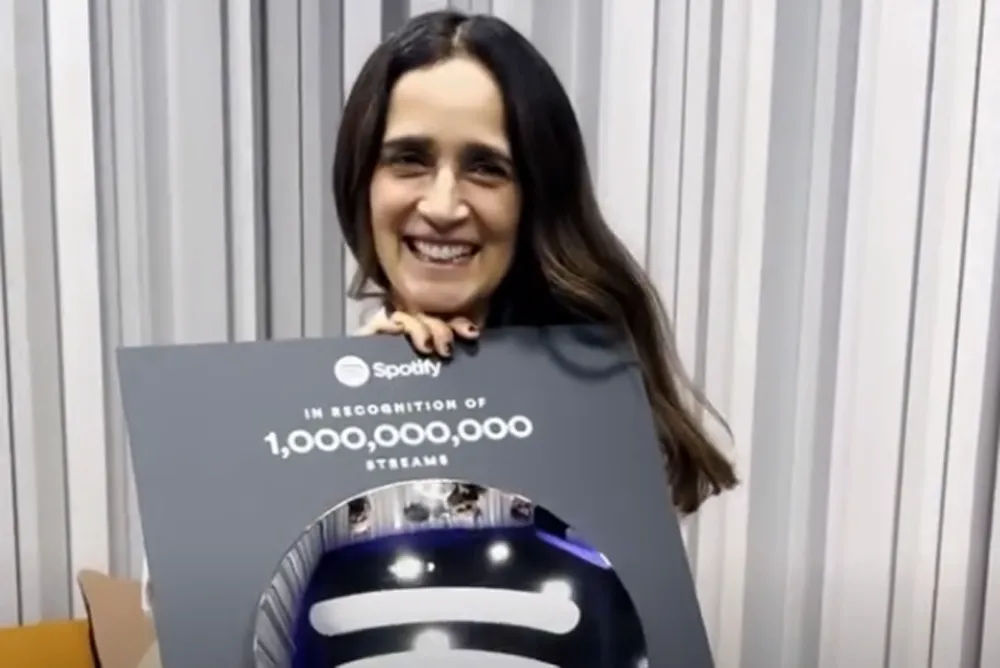 Julieta Venegas hace historia con “Lo siento BB:/”: primera mujer mexicana en alcanzar un billón de reproducciones