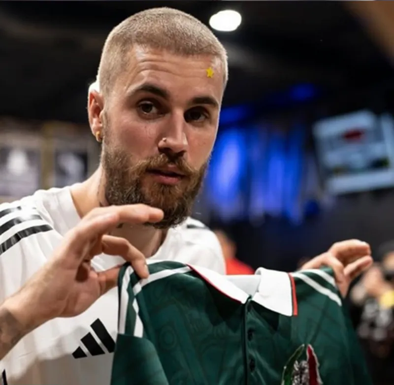 Justin Bieber presume playera de México