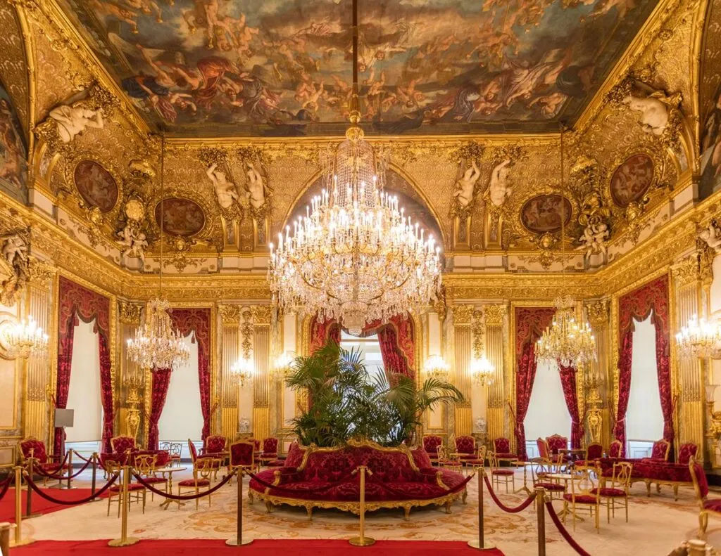 Ladrones roban joyas de valor “incalculable” en el Louvre
