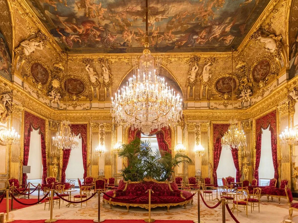 Roban joyas del Museo del Louvre; el valor es incalculable