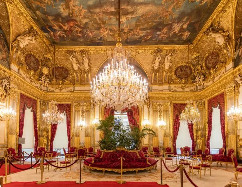 Ladrones roban joyas de valor “incalculable” en el Louvre