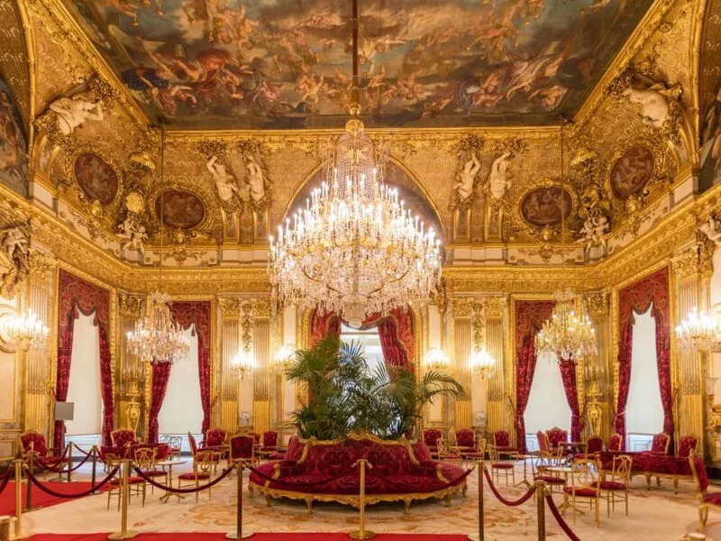 Ladrones roban joyas de valor “incalculable” en el Louvre