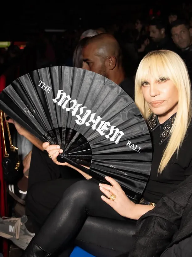 Lady Gaga rinde homenaje a Donatella Versace en Milán-1