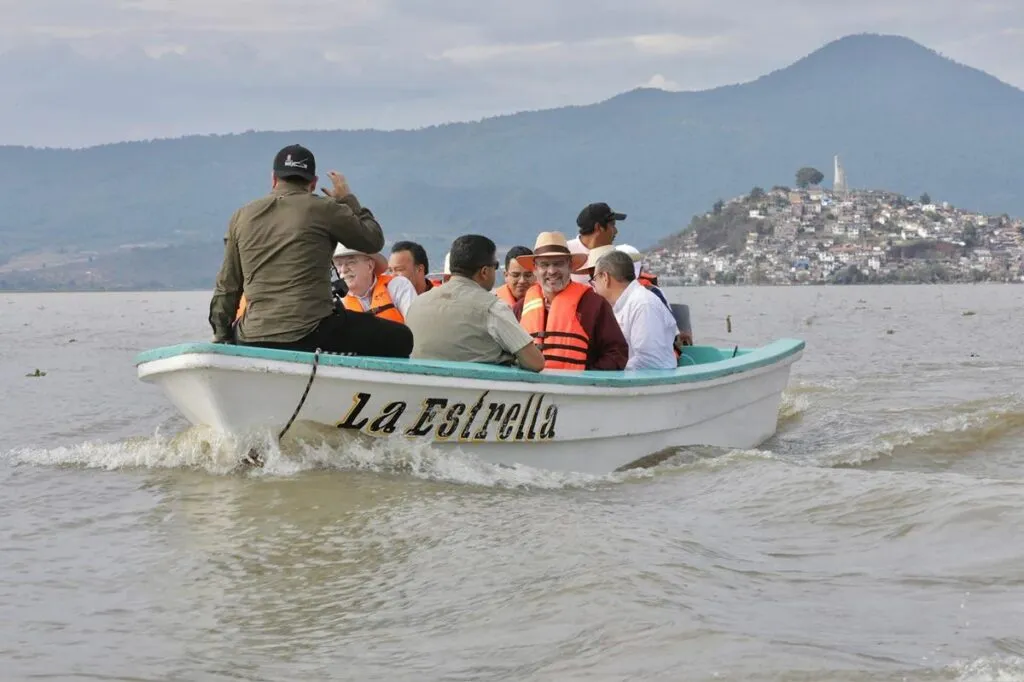 Liberan 80 mil peces en lago de Pátzcuaro 2025 2 Bedolla, Gobierno de Michoacán