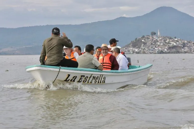 Liberan 80 mil peces en lago de Pátzcuaro 2025 2 Bedolla, Gobierno de Michoacán