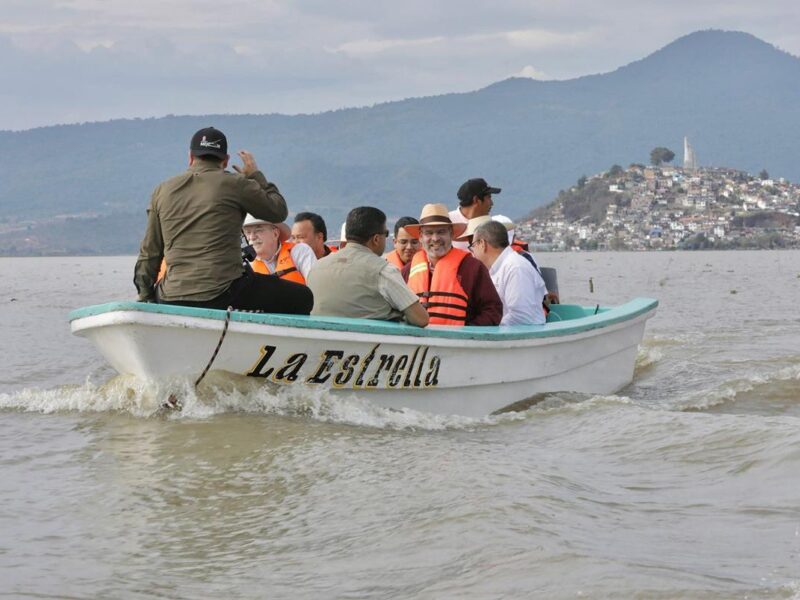 Bedolla impulsa la conservación del lago de Pátzcuaro con la liberación de más de 80 mil peces