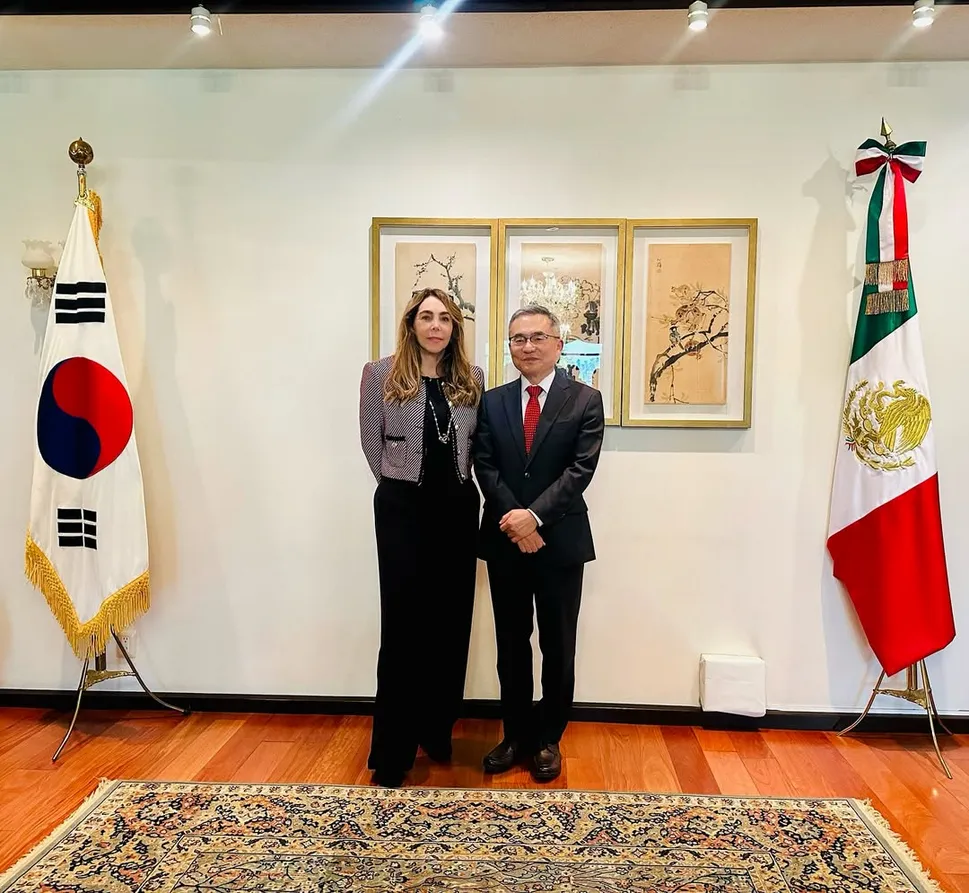 Mamá de Belinda sorprende al embajador de Corea del Sur