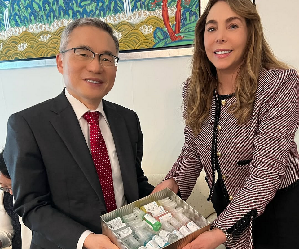 Mamá de Belinda sorprende al embajador de Corea del Sur con emprendimiento