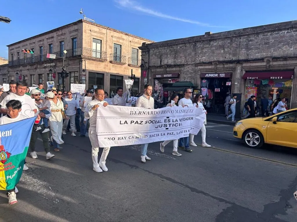 Marchan por Bernardo Bravo y claman por justicia y paz en el campo michoacano