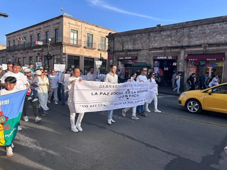 Marchan por Bernardo Bravo y claman por justicia y paz en el campo michoacano