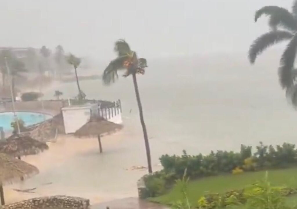 "Melissa" golpea Jamaica podrá tocar tierra como huracán categoría 5