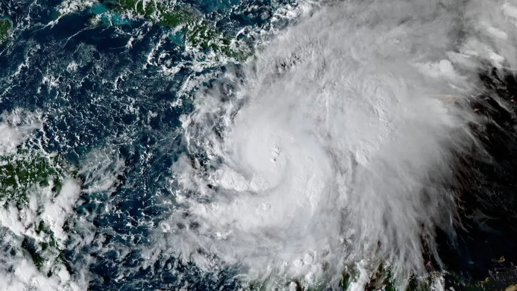 Melissa se convierte en huracán e impactará en tierra como "monstruo",