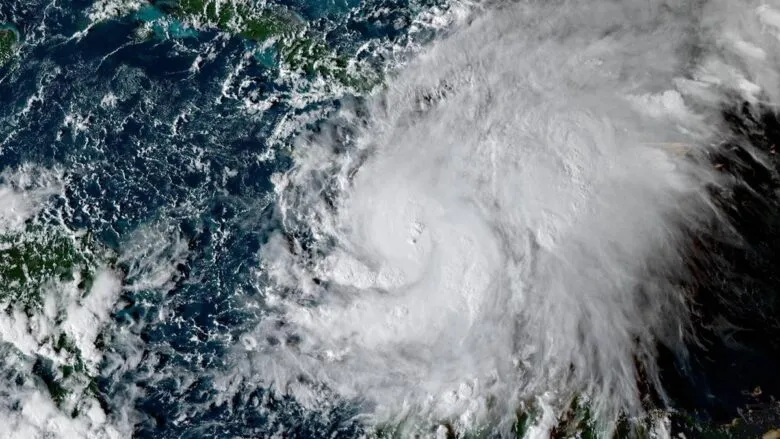 Melissa se convierte en huracán e impactará en tierra como "monstruo",