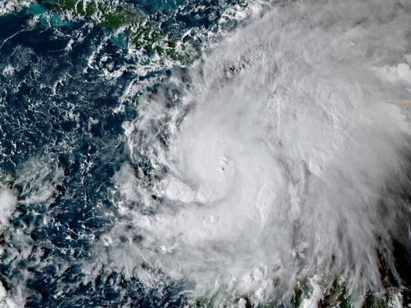 Melissa se convierte en huracán e impactará en tierra como "monstruo",