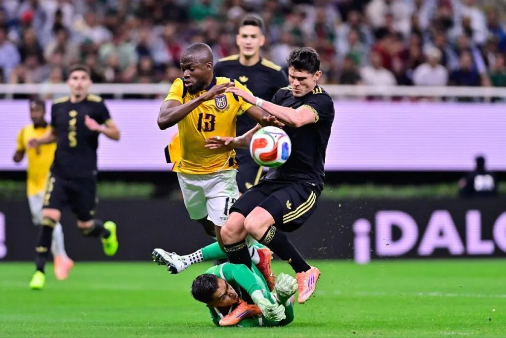 México mejora pero iguala 1-1 con Ecuador