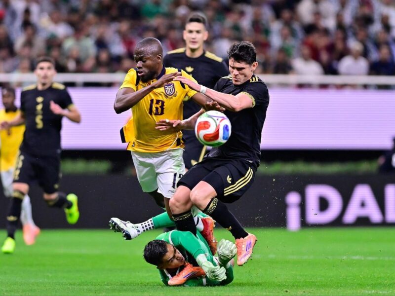 México mejora pero iguala 1-1 con Ecuador