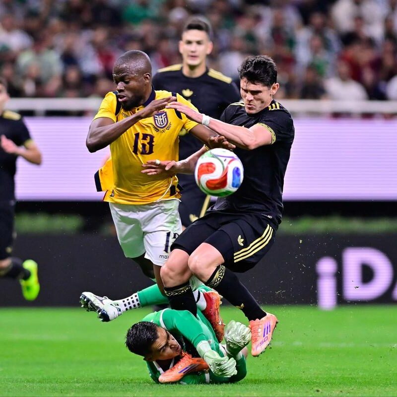 México mejora pero iguala 1-1 con Ecuador